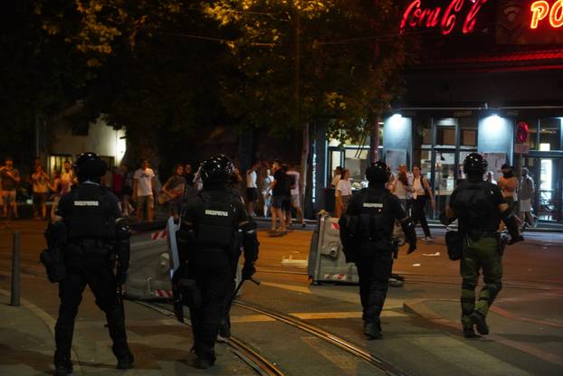 Beograd: Žandarmerija je uništila blokadu kod Strojarskog fakulteta i krenula prema Pravnom