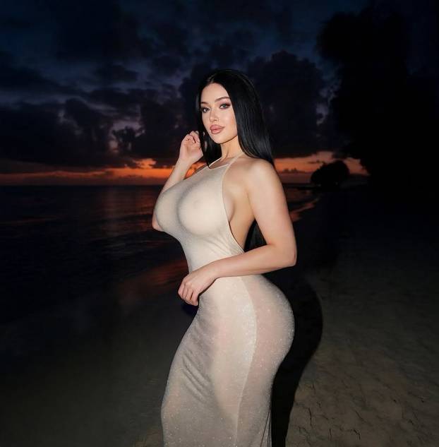 FOTO Bujna Slavonka pozirala u tangicama na jahti pa pozvala fanove: Sunčajte se sa mnom
