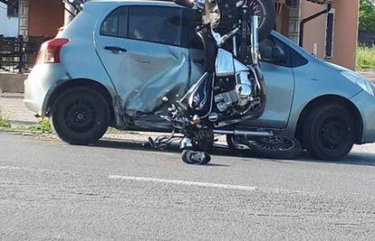 Ozlijeđen muškarac u sudaru auta i motocikla u Petrinji