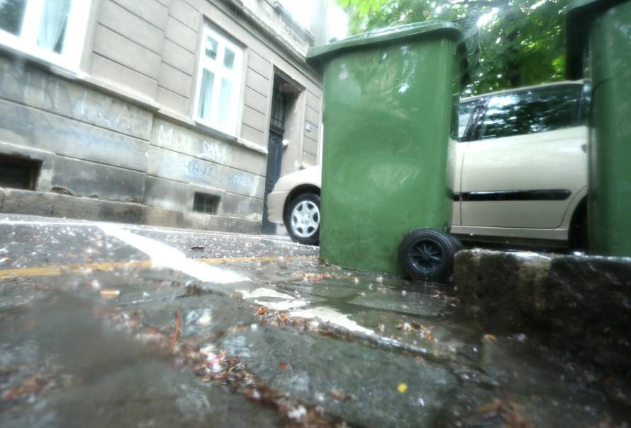 Horor u Zagrebu: Kraj kante za smeće ostavili bebu pa pobjegli