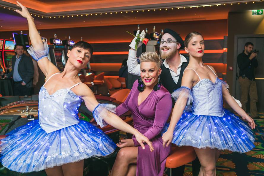 Preskočila je teški trening kod muža? Indiri se nazire trbuščić