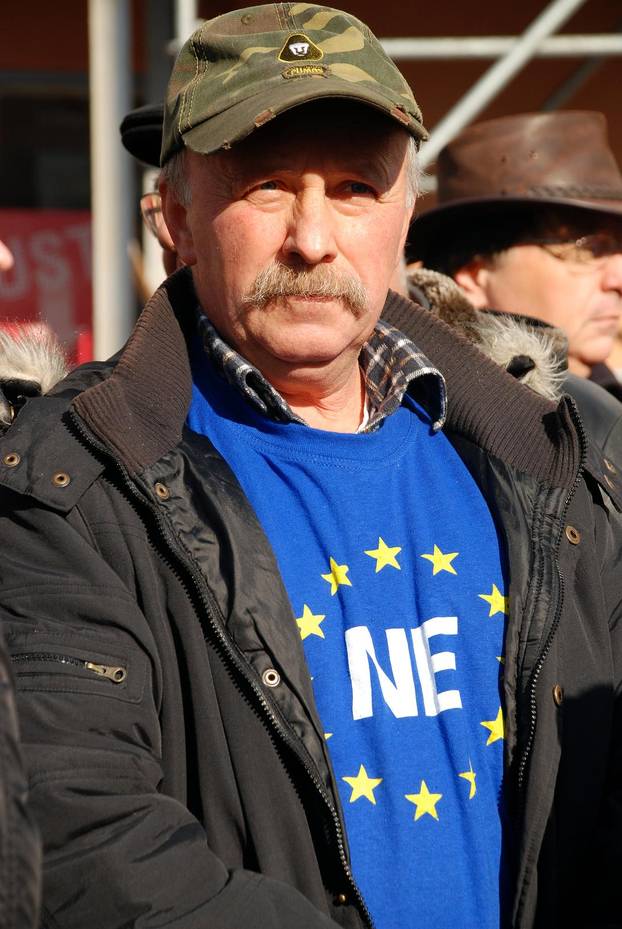 ARHIVA: Zagreb: Prosvjed protiv ulaska Hrvatske u EU na Trgu bana Jela?i?a