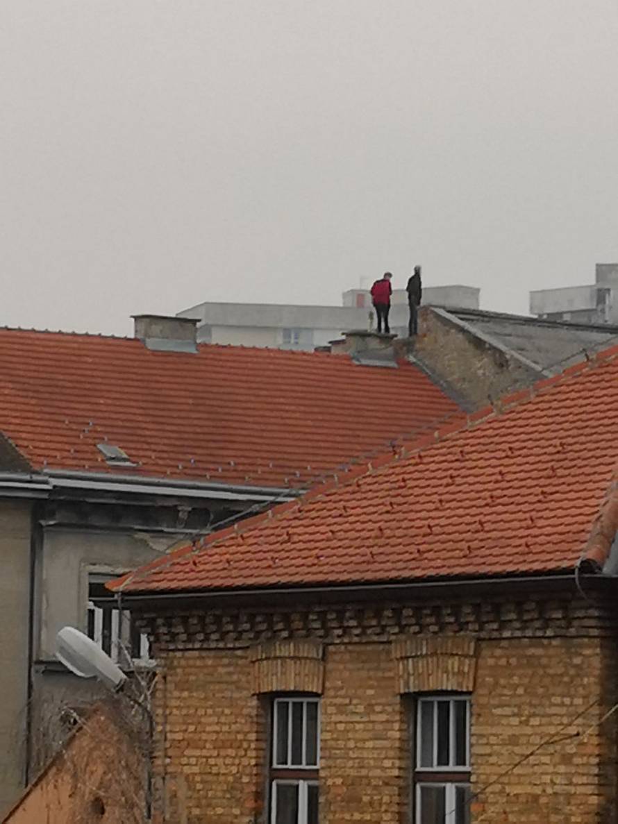 Jeste li vi normalni? Popeli su se na krov pa snimali selfije...