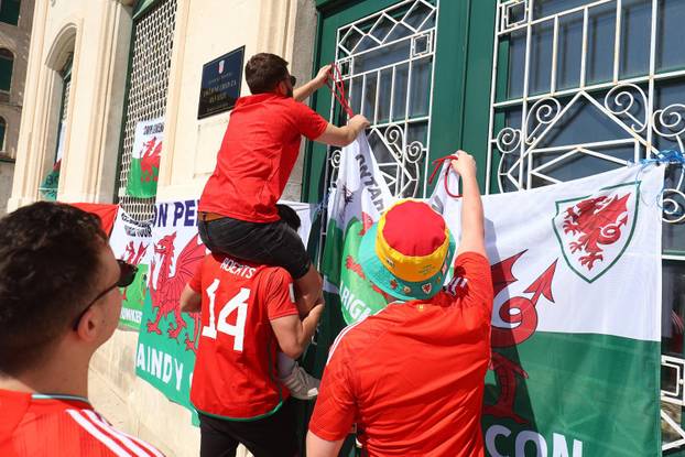 Split: Interventna policija krenula u skidanje navijačkih zastava Walesa s pročelja zgrade na Rivi