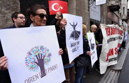 Prosvjed ispred ambasade kao podrška turskim građanima 