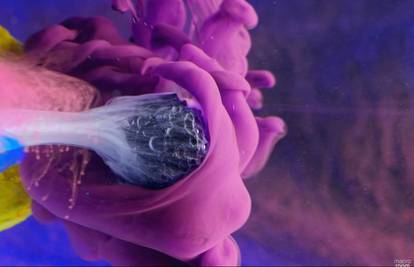Kao iz SF hita: Tintom stvorili fascinantni svemir u akvariju