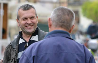 Stričak nakon snimke iz kafića: Držao sam ga u zagrljaju, on se spotaknuo i zamalo pao...