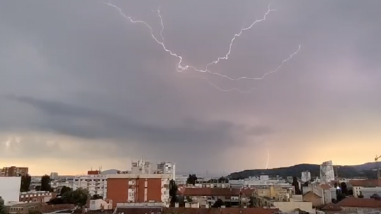 VIDEO Grmljavinsko nevrijeme stiglo u Zagreb, pogledajte snimku munja sa zapada grada