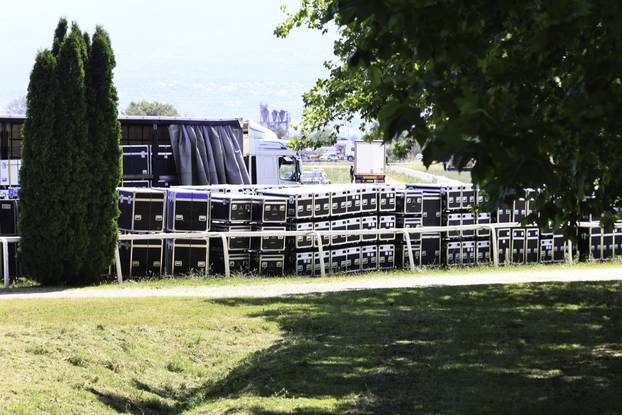 Počelo postavljanje opreme za koncert Marka Perkovića Thopmsona u Sinju