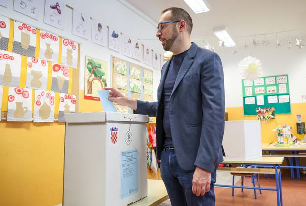 Zagreb: Kandidat za gradonačelnika Tomislav Tomašević glasovao u drugom krugu lokalnih izbora