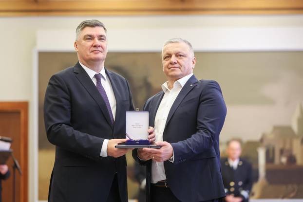 Zagreb: Predsjednik Republike uručio  je odlikovanja Hrvatskoj rukometnoj reprezentaciji