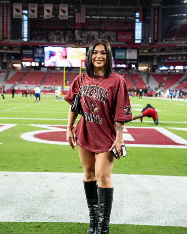 FOTO Atraktivna borkinja UFC-a i Playboyeva zečica snimile su kako se hrvaju. Fanovi u ekstazi