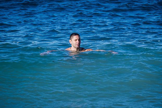 24sata: Makarska: Robert Tarčuki se već 269 dana svakodnevno kupa u moru