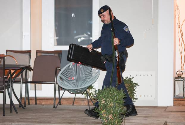 Zagreb: Iz kuće Andrije Mikulića za vrijeme pretresa policija iznosi razne predmete