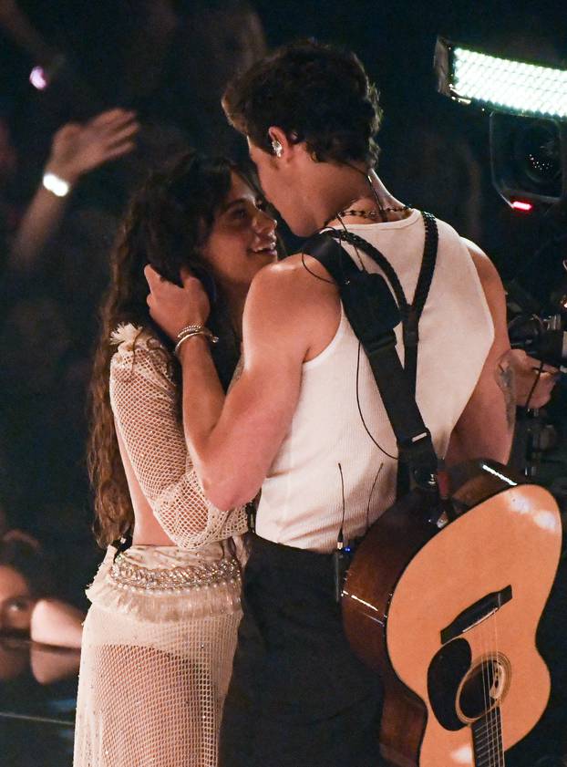 Shawn Mendes i Camila Cabello oduševili nastupom na dodjeli MTV-jevih glazbenih nagrada
