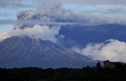 Nova erupcija vulkana  u Čileu, evakuirali ljude u krugu 20 km