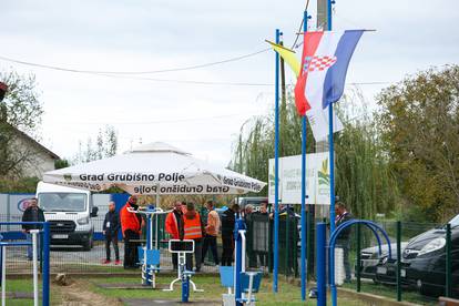 FOTO Nasmiješeni predsjednik Hajduka u Grubišnom Polju, uz njega i klupski šef osiguranja