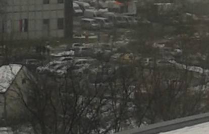 Požar pred HRT-om: Planula reportažna kola na parkiralištu