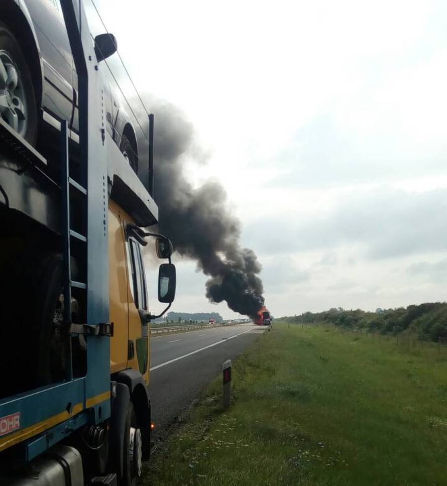 Vatra na autocesti: Planuo je kamion koji prevozi automobile