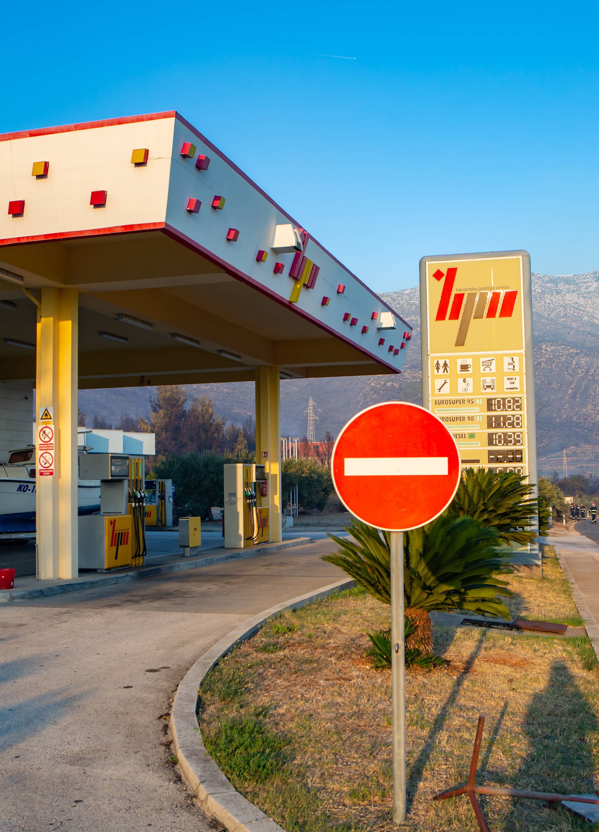 Požar na Pelješcu zaustavljen, u blizini Metkovića i dalje gori