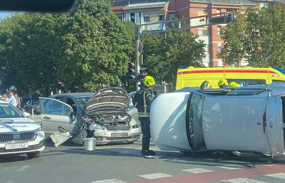 FOTO Prometna u Zagrebu: U Španskom se prevrnuo auto