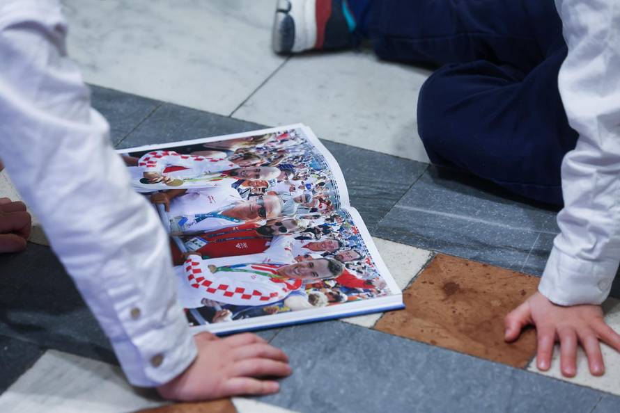 Zagreb: Predstavljanje knjige "Zlatni zaveslaji braće Sinković" autorice Rosie Kugli