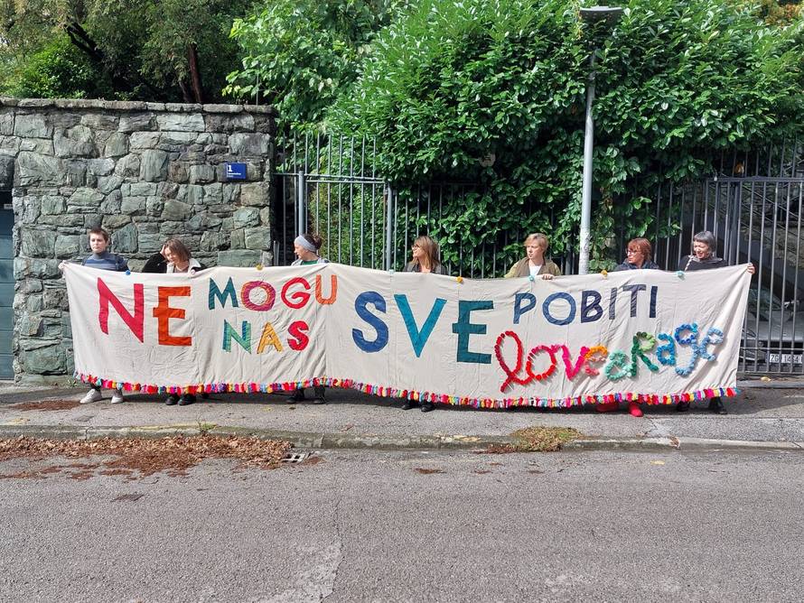 Iranka u suzama rezala kosu na prosvjedu u Zagrebu: 'I Iran treba slobodu, samo to tražimo'