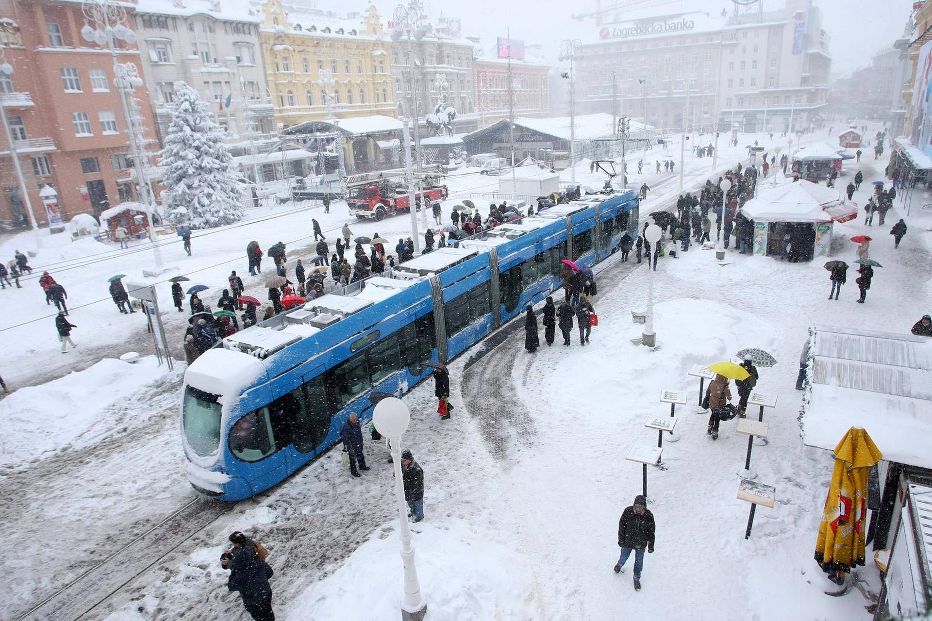 ARHIVA - Zagreb: Trg bana Jela?i?a pod snježnim pokriva?em