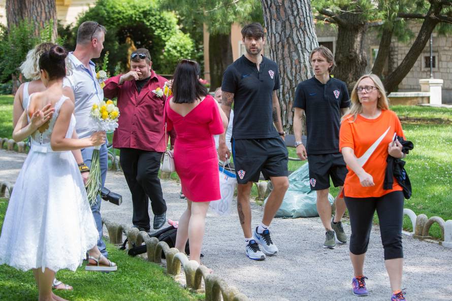 Ćorluka i Modrić su se fotkali s mladencima: Uljepšali im dan