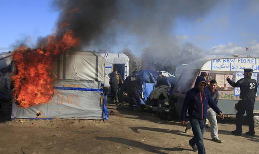 Kaotično u izbjegličkoj džungli: Kamp Calais nestaje u plamenu