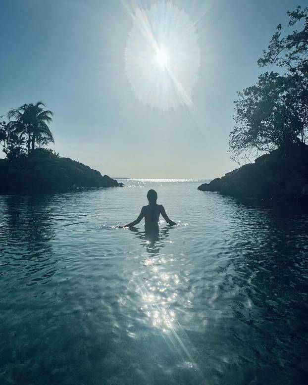 FOTO Svi gledali u njen dekolte! DiCaprijeva bivša cura pojavila se bez grudnjaka, pogledajte...
