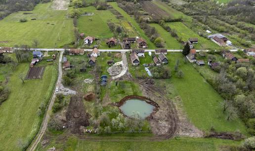 FOTO Nove velike rupe otvorile su se u Mečenčanima: Fotke iz zraka pokazuju razmjer vrtače