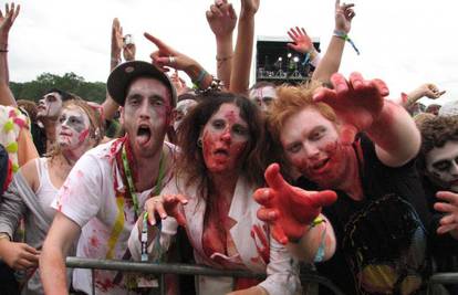 Tisuće  zombija izvršilo invaziju na glazbeni festival