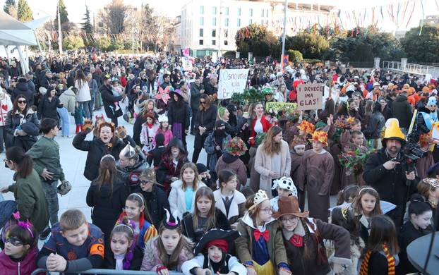 Šibenik: Maškarana povorka Šibenskog krnjevala 2026. prošetala je gradom sa 300 Dalmatinera