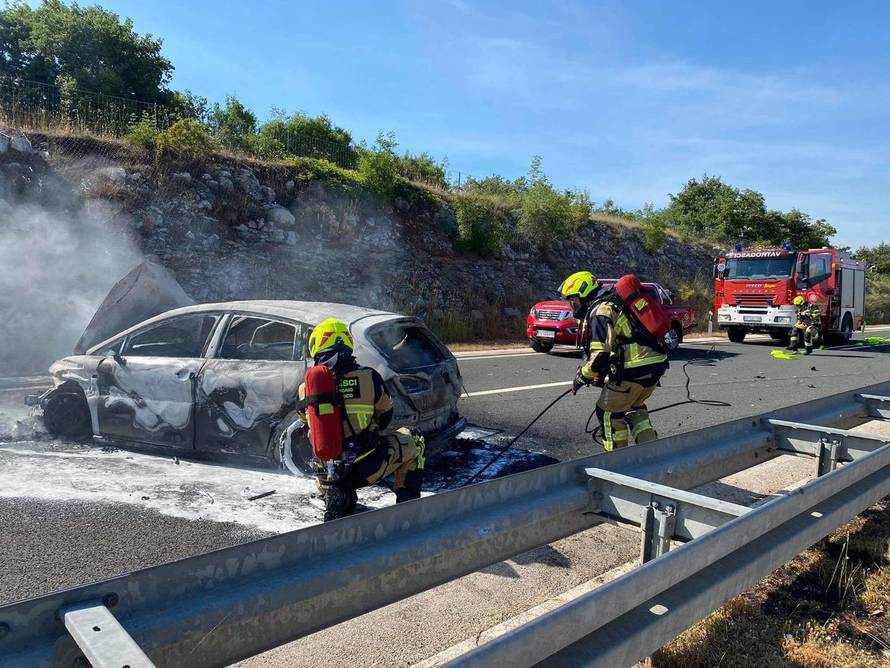 Zaspao za volanom pa se zabio u ogradu na Ipsilonu: Iz auta u plamenu svi izašli bez ozljeda