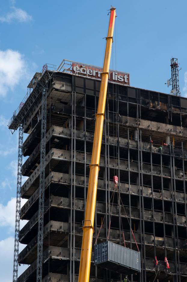 Zagreb: Uklanjanje natpisa Večernji list sa zgrade Vjesnika 