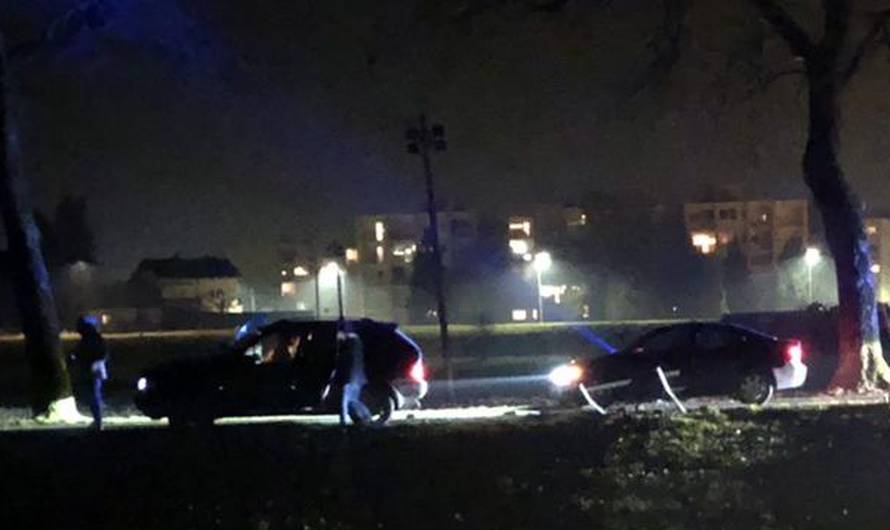 Video: Bježali policiji u BMW-u s migrantima, udarili u klupicu