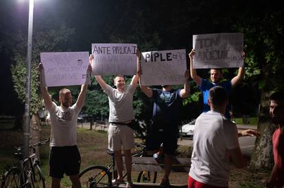 FOTO Veliki doček za prvake u futsalu: Kod studentskog doma bile stotine ljudi, palili baklje