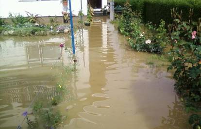 Podrume i vrtove kuća u Zagrebu potopila jaka kiša