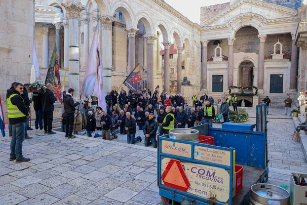 Split: Molitva muškaraca na prvu subotu u mjesecu na Peristilu