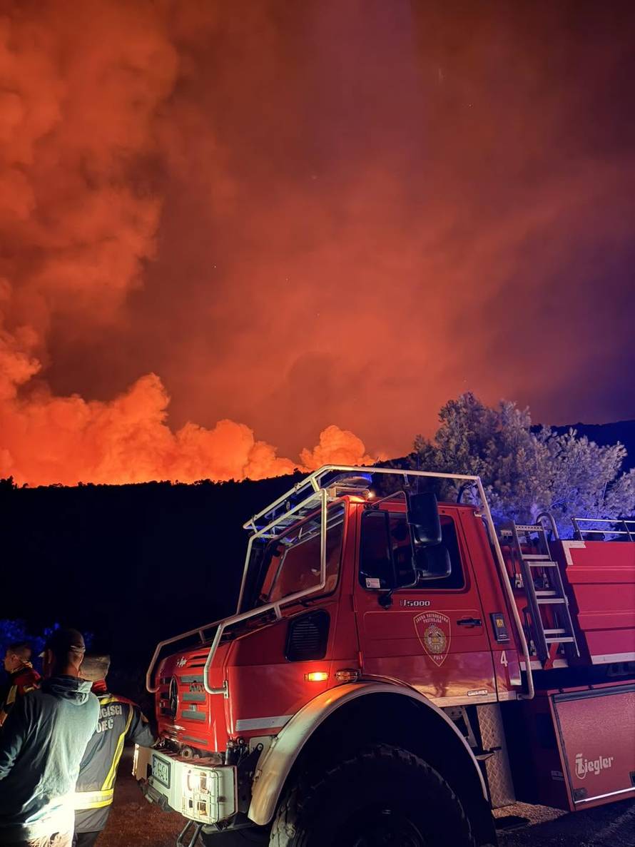 POŽAR NA BRAČU OPET BUKTI Iznad Milne ponovno se digao plamen, šalju i dva kanadera!