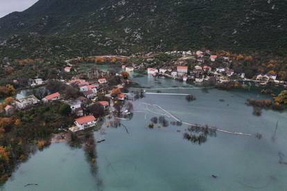 Fotografije iz zraka: Kokorići okruženi vodom koja još raste