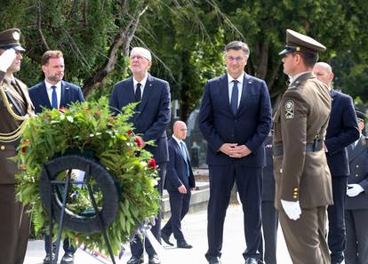 Zagreb: Na Mirogoju položeni vijenci povodom Dana Hrvatske vojske