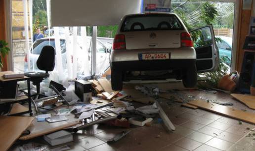 Starica (77) isprobavala novi auto pa demolirala autosalon