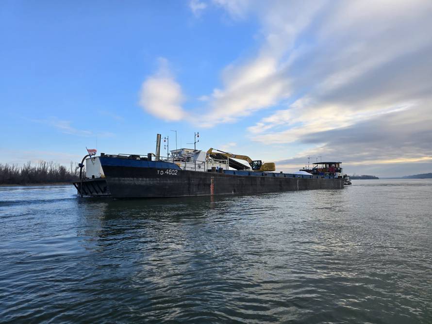 Podvodne stijene kod Mohova probile su baržu s gnojivom