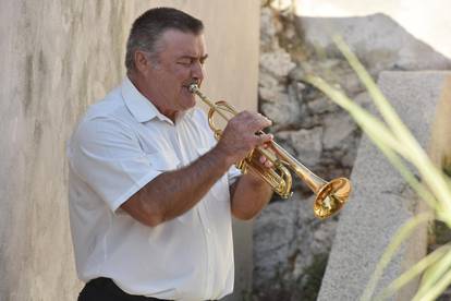 Obitelji i kolege položili vijence i svijeće za poginule vatrogasce