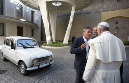 Papa na dar dobio Renault 4, sjeo je u njega i odvezao se 