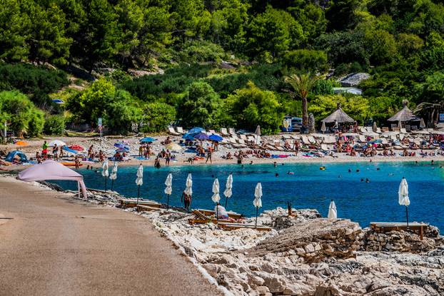 Otočić Pokonji Dol obiđe se u samo 600 koraka, a na njemu ponosno stoji svjetionik iz 1872.