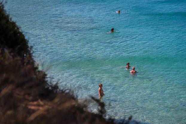 Olujna bura i jutro na plaži Zlatni rat
