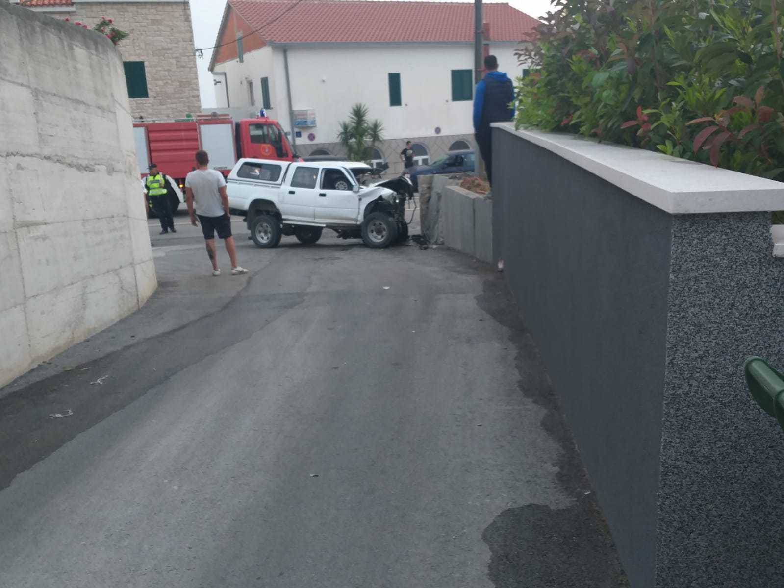 Nesreća u Podstrani: Zabio se autom u zid, završio u bolnici